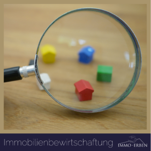 Symbolbild für Immobilienbewirtschaftung mit Lupe und kleinen Holzhäuser