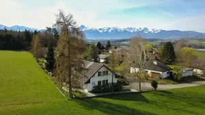 Drohnenbild der Liegenschaft in Wichtrach mit den Alpen im Hintergrund