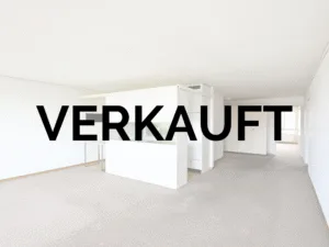Transparentes Bild eines Wohnzimmers mit der Überschrift "VERKAUFT"