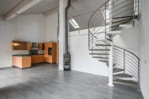Titelbild der 3.5-Zimmer Wohnung mit Galerie in Riggisberg mit Küche, Wohnbereich, Schwedenofen und Wendeltreppe zur Galerie