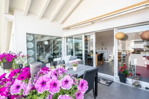 Balkon mit schönen lilafarbenen Blumen der 5.5-Zimmer Wohnung zu verkaufen in Wichtrach.