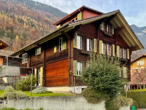 Südwest Fassade des Zweifamilienhauses in Goldswil