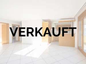 Transparentes Bild eines Wohnzimmers mit der Überschrift "VERKAUFT"