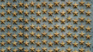 Viele goldene Sterne vor Beton als Symbolbild für eine Referenz