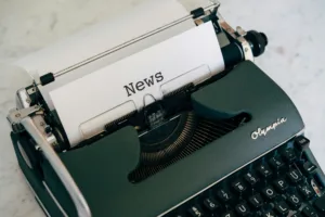 Schreibmaschine mit News als Symbolbild für den Newsletter